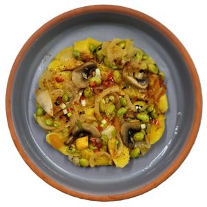 Fricassée banane jaune, champignons, oignons, fève, tomate
