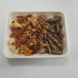 Porc à l’oignons/ Fricassée choux-fleurs,tomate rôtie.