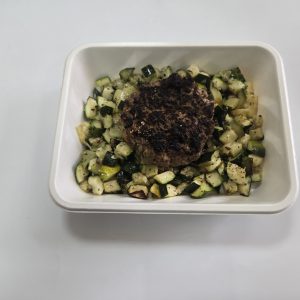 Steak Haché Boeuf mariné/ Courgette rôtie.