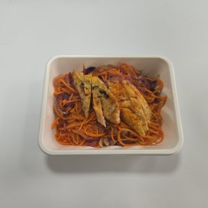 Marlin mi-cuit/Julienne de carottes,confit d’oignon.